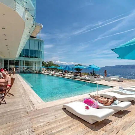 Awesome In With 2 Bedrooms, Wifi And Swimming Pool Apartment *